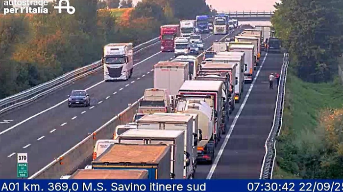Coda di 5 km in A1 per auto ribaltata: lunedì mattina difficile nel tratto aretino in direzione sud