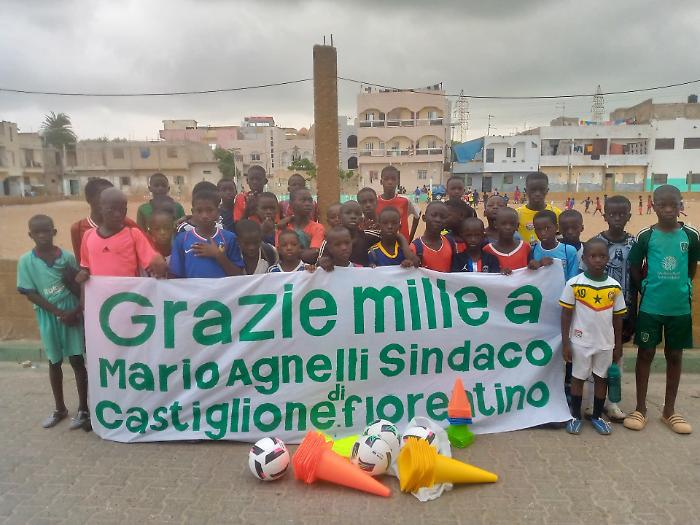 I bambini della scuola calcio di Dakar