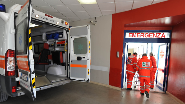 Malore in piazza, sessantenne salvato con il defibrillatore da un volontario della Misericordia libero dal servizio