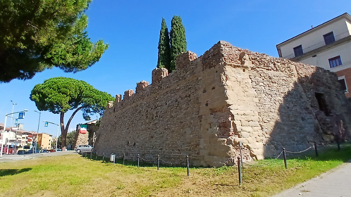 A novembre la consegna alla città dei nuovi giardini di Poggio del Sole. Concluso il recupero del bastione di via Petrarca