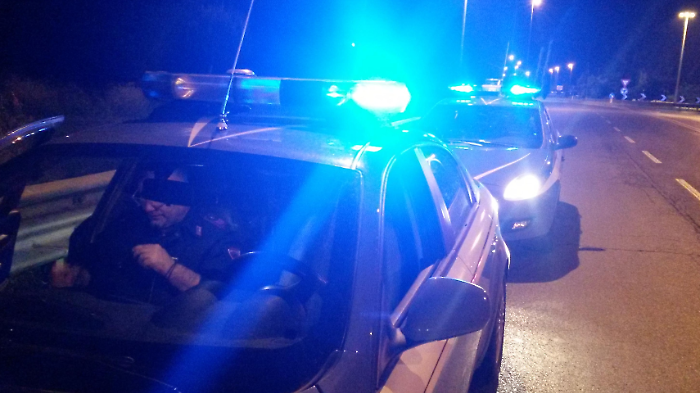 Due fratelli sorpresi a rubare nelle auto parcheggiate ad Arezzo: arrestati dalla Polizia