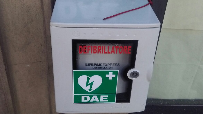Nuovo defibrillatore nel centro di Arezzo: donato da un privato, sarà installato lungo il percorso delle scale mobili