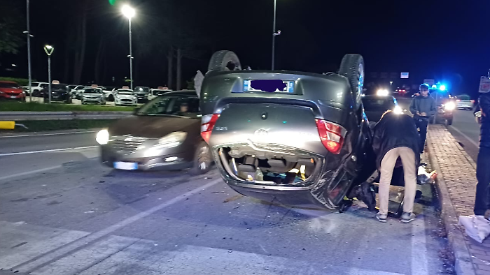 Schianto tra due auto all'incrocio, una si ribalta: tre persone coinvolte di cui una portata in ospedale