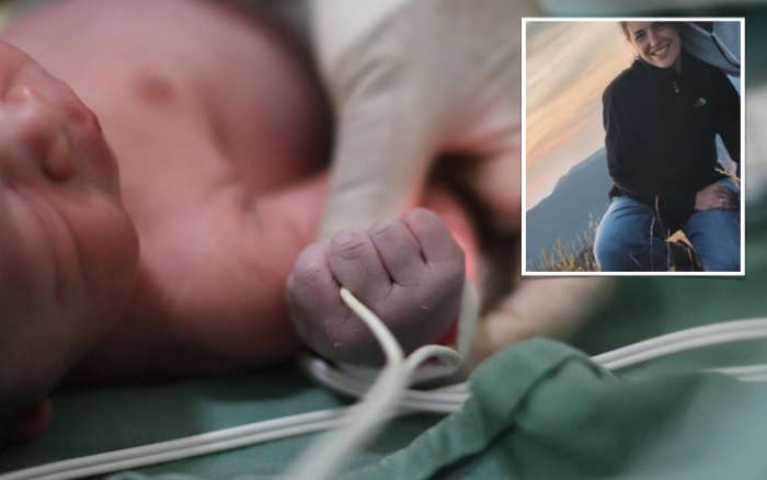 Partorisce sul divano di casa con l'aiuto dell'amica ostetrica della Asl e del 118. In 12 ore nati 5 bebè nella vallata