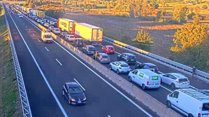 Code fino a 10 chilometri per un mezzo in avaria. In A1 riaperta la corsia sud tra Arezzo e Monte San Savino, ancora chiuso il tratto in direzione di Firenze