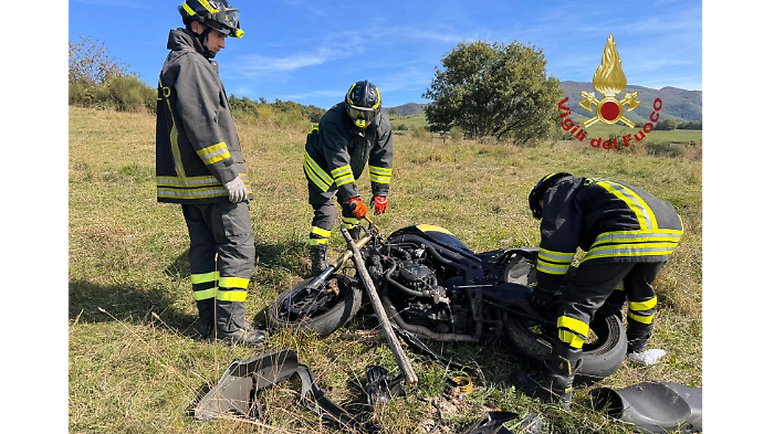 Moto esce di strada, abbatte recinzione e finisce nel campo: 21enne ferito