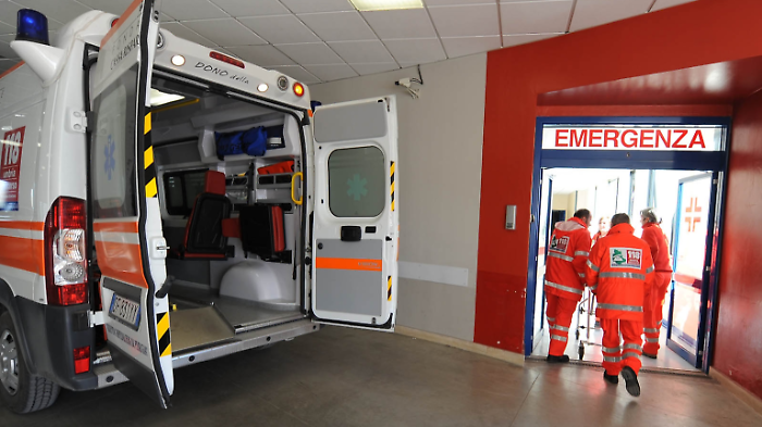 Incidente tra una moto e  un'auto in via Leonardo da Vinci ad Arezzo: donna di 53 anni trasferita in ospedale