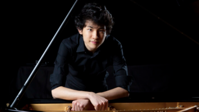 Il pianista Tony Siqi Yun sul palco dello Youth Music Festival di Arezzo