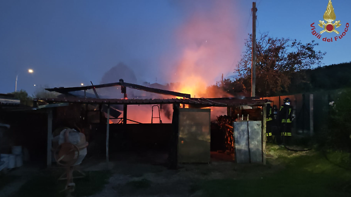 Fiamme in un capanno agricolo a Policiano, intervento dei vigili del fuoco.  Segnalazioni degli automobilisti lungo la sr 71