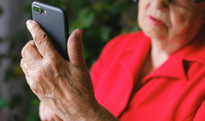 Truffe travestite da sanità: falsi sms e veri inganni. Così entrano nei nostri telefoni per rubarci informazioni e soldi