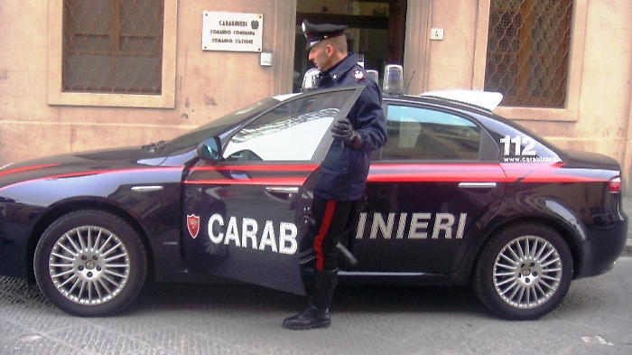 Truffa del falso incidente: si fanno consegnare monili d'oro e i soldi della pensione e scappano