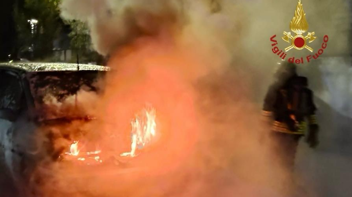 Auto in fiamme