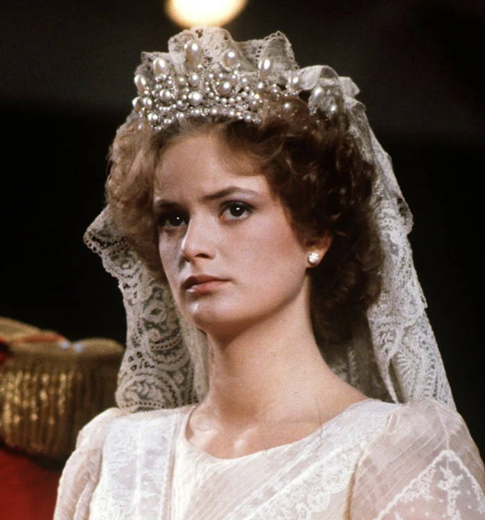 La storia della tiara di perle rubata dal Louvre, dall'imperatrice Eugenia all'ultima proprietaria