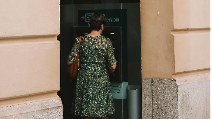 Una donna ha trovato soldi al bancomat