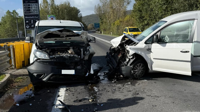 Scontro tra due auto lungo il raccordo Arezzo-Battifolle: donna di 50 anni soccorsa e trasferita in ospedale