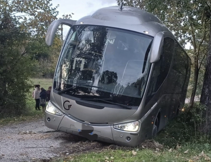 La gita finisce nel fango, l'autobus va fuori strada e si impantana nella fossetta. Arrivano i vigili del fuoco