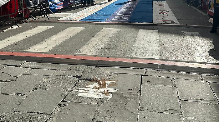 La buca sulla linea del traguardo