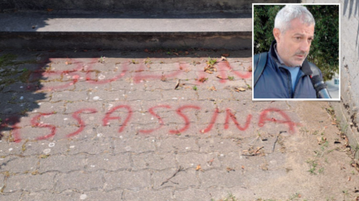 Scritte contro la donna che investì il pedone deceduto. L'avvocato: "Si fermò a soccorrere, vi spiego il suo dramma e la pena decisa dal giudice"