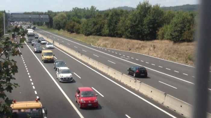 Sorpassi vietati ai tir nel tratto aretino della A1. Dal 3 novembre via alla sperimentazione