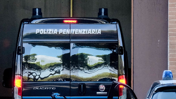 E' in carcere per aver staccato la lingua alla compagna quando era incinta: nasce il figlio e lo riconosce con il consenso di lei