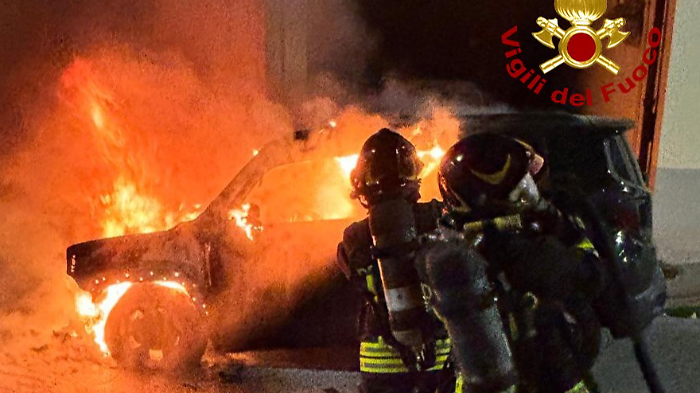 Auto distrutta dalle fiamme, intervento dei vigili del fuoco a Terranuova Bracciolini