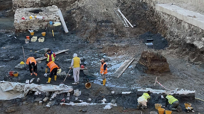Scavi archeologici nel cantiere ex Enel: sono i resti in legno del molo sul Castro. La prima ipotesi degli esperti. Parla la Soprintendenza