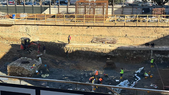 Reperti archeologici riaffiorano nell'area del cantiere del palazzo di lusso dopo la demolizione dell'ex Enel