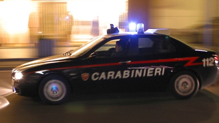 Tenta di colpire i carabinieri con un coltello: fermato con lo spray al peperoncino