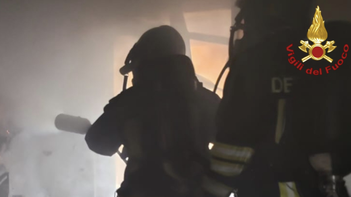 Cucina in fiamme, donna coinvolta nell'incendio: soccorsa e trasportata in ospedale