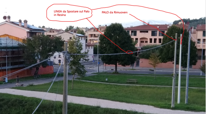 Il palo che deve essere tolto e quello nuovo