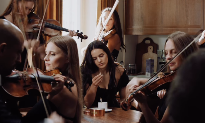 Rosal&iacute;a e l'orchestra nel nuovo album: in quanto tempo &egrave; stato registrato e quanto &egrave; costato