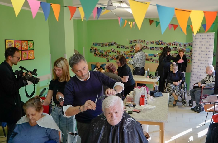 Quando la bellezza fa comunità: parrucchieri e estetiste della Cna  portano sorrisi e cure agli anziani della casa famiglia