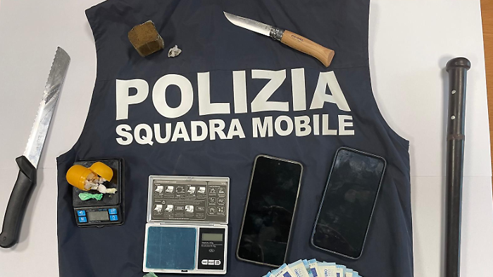 Vede i poliziotti e getta via il sacchetto con la droga, poi si dà alla fuga: inseguito e arrestato
