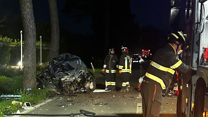 Tragico schianto con l'auto sui pini lungo la strada: chi è la giovane vittima dell'incidente