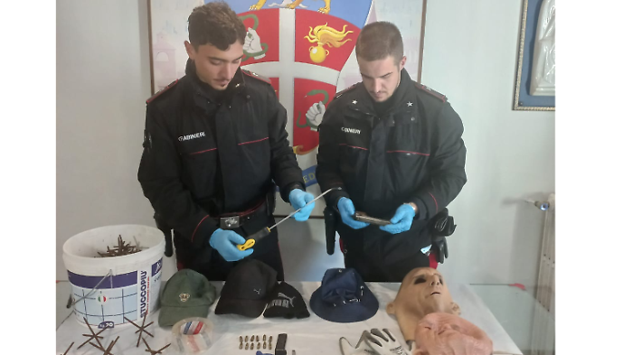 Arrestati dopo la fuga nei boschi: nell'auto rubata una pistola, guanti, maschere e un secchio con i chiodi anti inseguimento