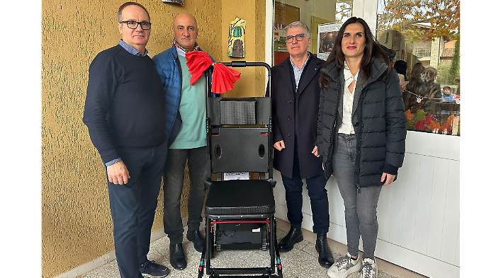 Speciale poltrona meccanica alla scuola primaria per facilitare l'accesso dei bambini con problemi di mobilità