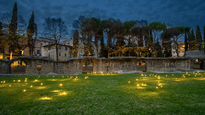 La Città del Natale illumina anche l'Anfiteatro di Arezzo: ecco l'installazione Firefly Field