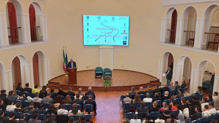 Incidenti stradali, studenti in prefettura a tu per tu con le forze dell'ordine per riflettere sui comportamenti di guida da correggere 