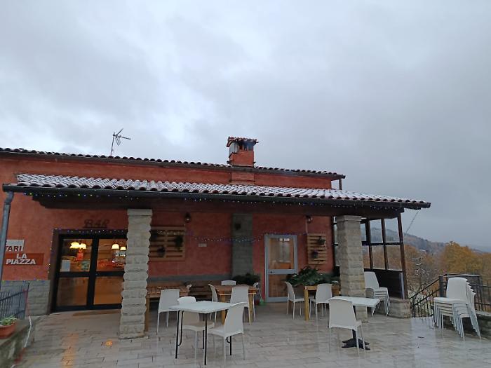 Il bar alimentari a Cetica