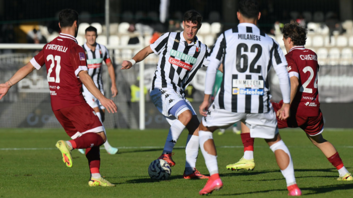 L'Arezzo non si ferma più: espugna Ascoli (0-2) e continua la corsa verso la serie B