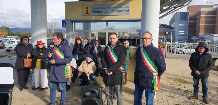 Tutti in difesa dell'ospedale: sindaci e cittadini. La protesta non ha colore politico