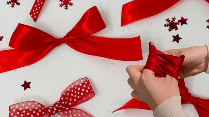 Fiocchi di Natale fatti a mano: idee semplici e scenografiche per un albero elegante e personalizzato