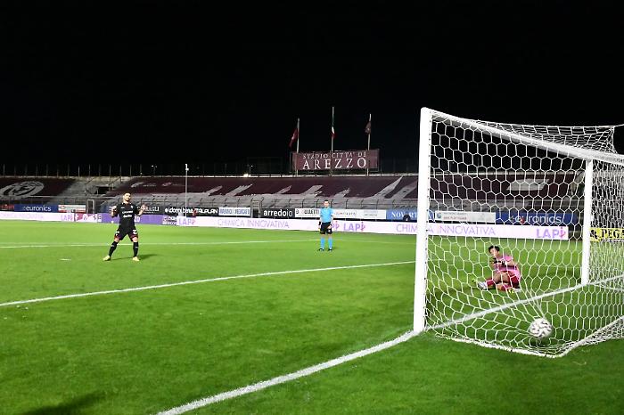 Arezzo beffato dal dischetto, il Latina passa il turno al sesto rigore. Ora testa alla Samb