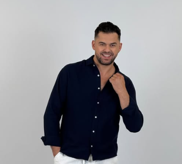 Chi era Shpat Kasapi, il noto cantante albanese morto in Italia per un infarto. Il dolore dell'ex moglie