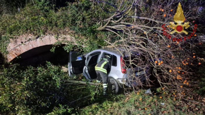 Quattro giovani feriti nell'auto fuori strada nella notte sulla Sr71, uno estratto dai vigili del fuoco
