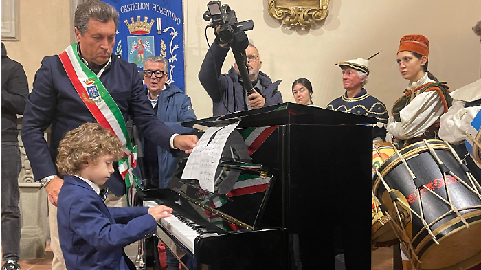 Il bimbo prodigio riceve in regalo il pianoforte che sognava, Videomessaggi da Carlo Conti e Pupo