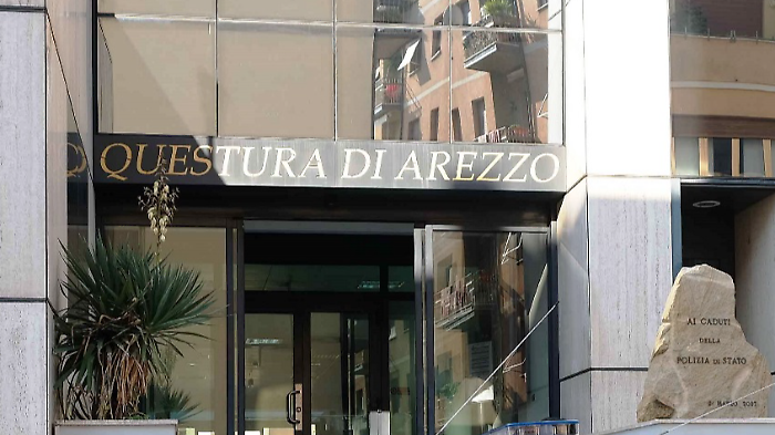 Ruba una collana da 2 mila euro fingendo di dover fare un regalo alla madre: rintracciato e denunciato dalla Polizia