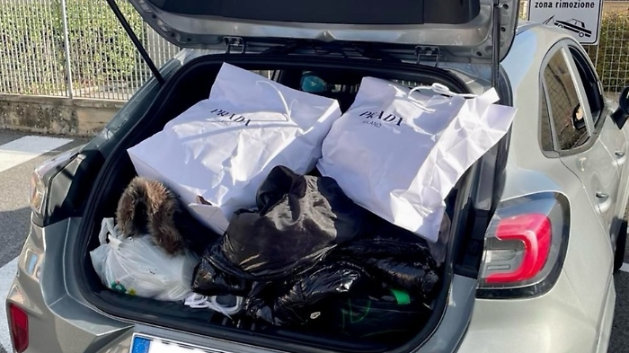 Rubati nell'auto parcheggiata capi di abbigliamento e accessori di lusso per un valore di 11 mila euro. Quattro arresti della Polizia