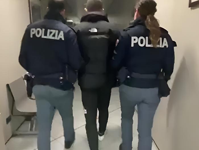 Arezzo, sequestrati 7,5 chili di droga, smantellata centrale dello spaccio a Saione: due arresti. L'hashish avrebbe fruttato 80 mila euro