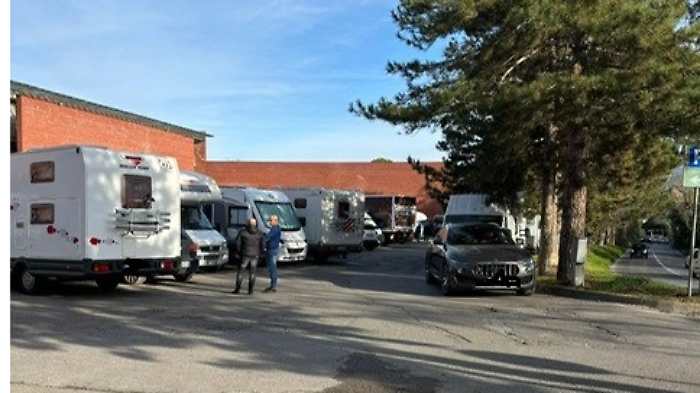 Il parcheggio al cimitero